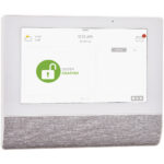 Ein Sicherheits-Bedienfeld zeigt auf dem Bildschirm ein grünes Symbol mit einem offenen Schloss und dem Text "SYSTEM DISARMED" an. Oben wird das Datum 16.10.22 und die Uhrzeit 11:15 AM angezeigt.