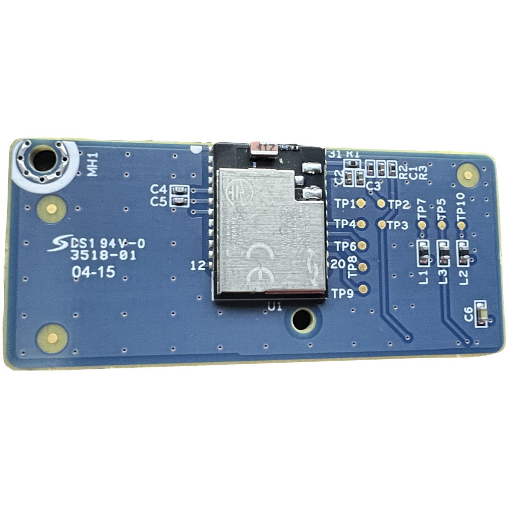 Eine Leiterplatte mit verschiedenen elektronischen Komponenten wie Widerständen, Kondensatoren und einem zentralen Metallgehäuse. Die Platine ist blau gefärbt und trägt die Aufschrift "DS1 94V-0 3518-01 Q4-15" in weißer Schrift.