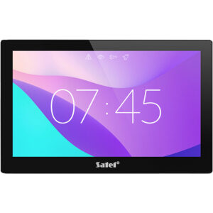 Ein schwarzes Tablet mit dem eingeschalteten Bildschirm, auf dem die Uhrzeit 07:45 und Symbole in der oberen Leiste zu sehen sind. Der Hintergrund ist in lila und blauen Tönen gehalten und trägt das Logo "Satel" am unteren Rand des Rahmens.