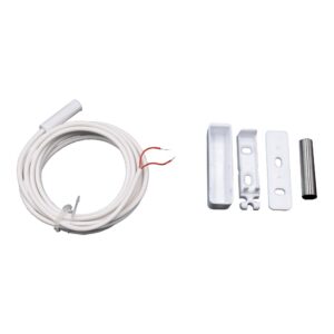 Ein Satz elektrischer Komponenten, bestehend aus einem weißen Kabel mit freiliegenden Drähten und einem Kit aus Kunststoff- und Metallhalterungen.