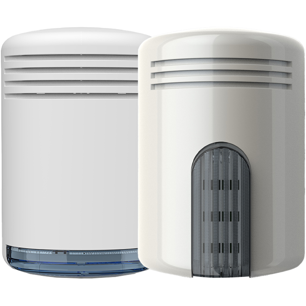 Zwei weiße, zylindrische Luftentfeuchter mit Lüftungsschlitzen und blau-transparenten Unterteilen, nebeneinander stehend.