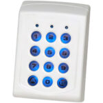 Ein weißes Zugangskontroll-Pad mit beleuchteten blauen Tasten, numeriert von 1 bis 9, sowie zusätzlichen Tasten A und B.