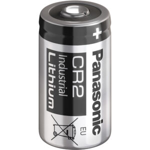 Eine Panasonic CR2 Industrial Lithium Batterie mit silberner und schwarzer Beschriftung, die Informationen zur Batterietyp, Marke und Entsorgungssymbol zeigt.