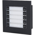 Ein schwarzes Klingelmodul mit sechs horizontal ausgerichteten Namensschildern, jeweils mit einem Schellen-Symbol versehen.