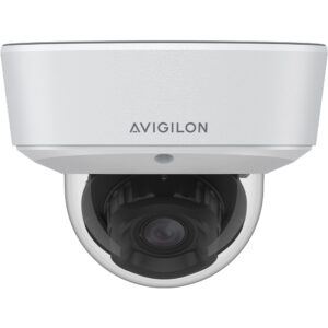 Nahaufnahme einer Überwachungskamera der Marke Avigilon mit weißem Gehäuse und Glaskuppel.