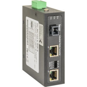 Ein industrieller Medienkonverter mit zwei Ethernet-Anschlüssen und einer Glasfaserbuchse, bezeichnet als PC-MC102-E-BIB-S, mit einer grünen Stromklemme an der Oberseite.