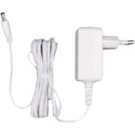 Ein weißes Steckernetzteil mit einem langen, aufgerollten Kabel.