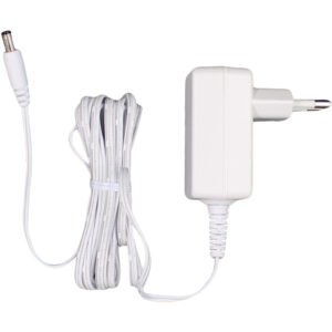 Ein weißes Steckernetzteil mit einem langen, aufgerollten Kabel.