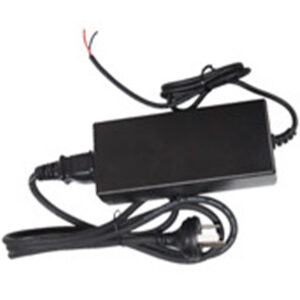 Ein schwarzes Netzteil mit Netzkabel und offenem Kabelende, das für elektronische Geräte verwendet wird.
