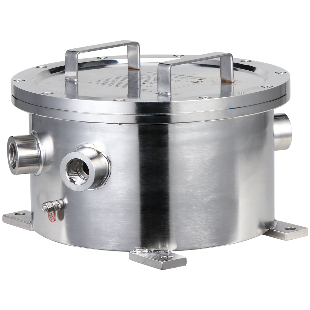 Silberner, zylindrischer Edelstahltank mit Flanschdeckel und mehreren Anschlussöffnungen.