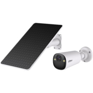 Eine Überwachungskamera mit einem seitlich montierten Solarpanel, das in einer weißen Halterung installiert ist.