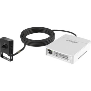 Kompakte CCTV-Kamera mit Kabelverbindung, bestehend aus einer kleinen schwarzen Kameraeinheit und einem weißen Hauptgerät mit mehreren Anschlüssen.