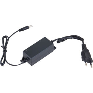 Ein schwarzes Netzteil mit einem Eurostecker und einer Buchse für einen Hohlstecker, platziert auf einem weißen Hintergrund.