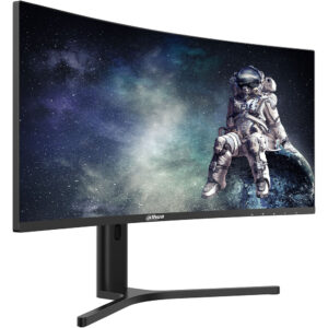 Curved Monitor von Dahua Displays ein Bild eines Astronauten, der auf einem imaginären Planeten im Weltraum sitzt, umgeben von Sternennebel.