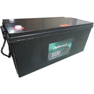 Große schwarze AGM-Batterie von Dyno Europe mit Griffen an der Seite und einem Aufkleber vorne, der auf die Marke und den Batterietyp hinweist.