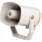 Ein weißes, robustes Hornlautsprechergerät mit runder Abdeckung, montiert auf einem schwenkbaren Halterung, geeignet für den Außenbereich.