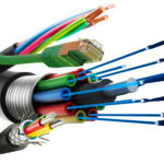 Eine Montage verschiedener Kabeltypen, darunter Glasfaser, Ethernet-Kabel und mehradrige elektrische Leitungen, die teils aufgeschnitten sind, um ihre inneren Komponenten zu zeigen.