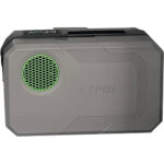 Graues Gehäuse mit einem grünen, wabenförmigen Lüftungsgitter und der Prägung 'EFOY' auf der Vorderseite.