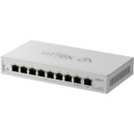 Ein silbernes Netzwerkgerät von Wi-Tek mit acht LAN-Ports und einem WAN-Port auf der Vorderseite, begleitet von einem Reset-Knopf und Statusleuchten.