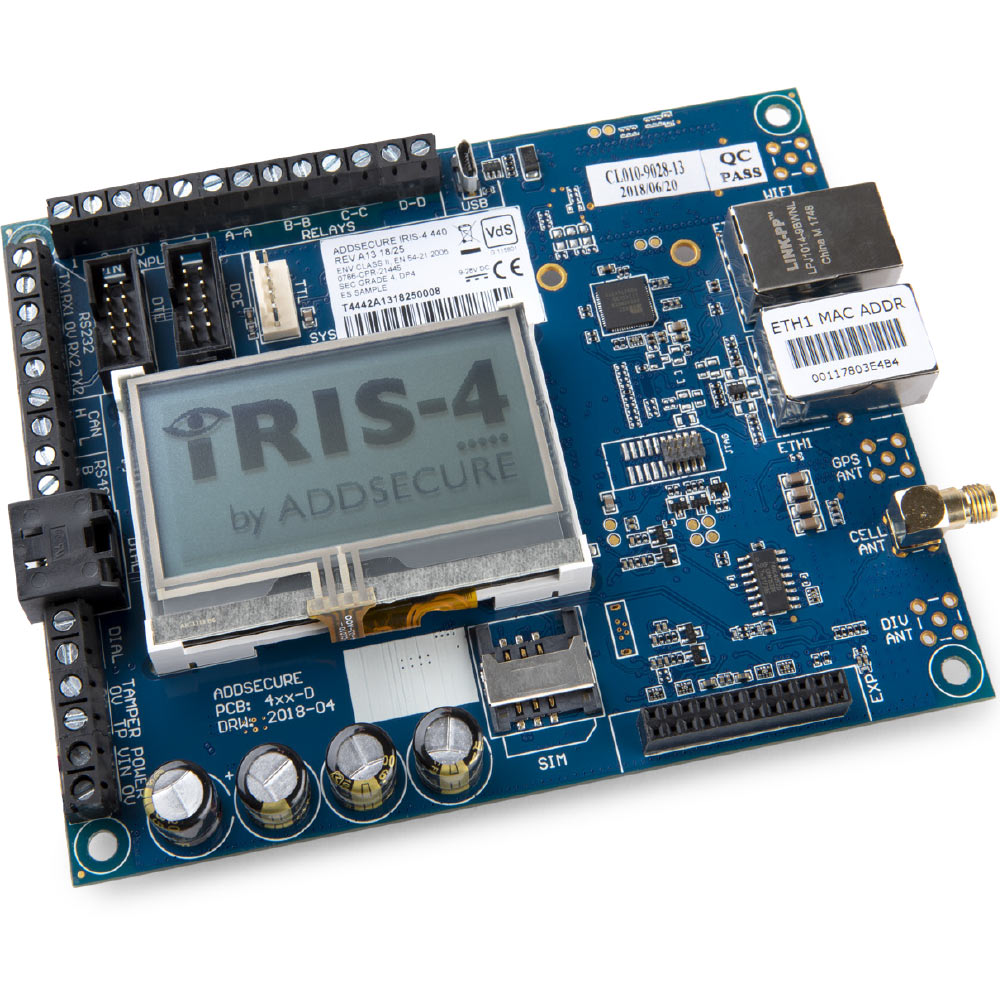 Elektronische Leiterplatte mit einem Display, auf dem "IRIS-4 by ADDSECURE" steht, umgeben von Anschlüssen und Schaltkreisen, einschließlich Ethernet- und Antennenanschlüssen.