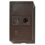 Braunes, rechteckiges Gerät mit einem Reset-Knopf und einer roten Leuchte, beschriftet mit "Sentrol, Inc."