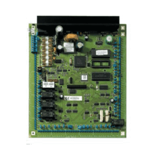 Nahaufnahme einer grünen Leiterplatte mit verschiedenen elektronischen Bauteilen wie Chips, Steckern und Spulen.