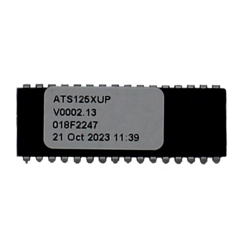 Schwarzer integrierter Schaltkreis mit einem Etikett, das die Bezeichnung 'ATS125XUP', 'V0002.13', '018F2247' und das Datum '21 Oct 2023 11:39' zeigt.