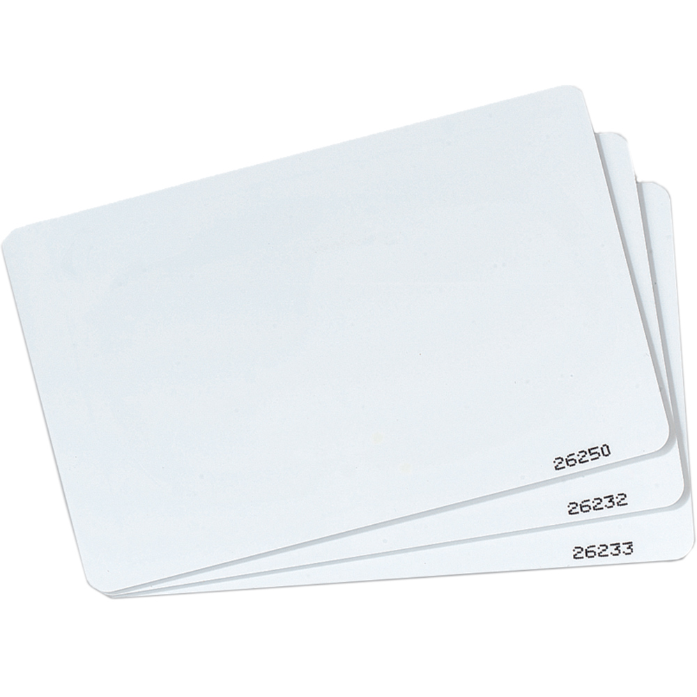 Drei übereinanderliegende weiße Plastikkarten mit aufgedruckten schwarzen Zahlen in der unteren Ecke.