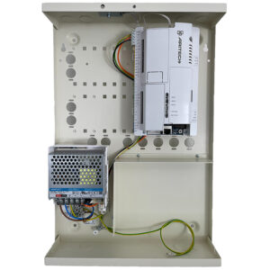 Eine offene, rechteckige Metallbox mit einer installierten weißen elektrischen Komponente oben und einem belüfteten Netzteil unten links, verbunden durch farbige Kabel.