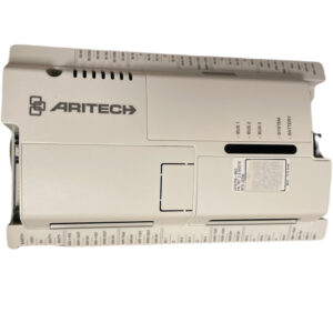 Ein weißes ARITECH-Gerät mit mehreren Anschlüssen und Beschriftungen auf der Oberfläche, angezeigt aus einem schrägen Winkel.