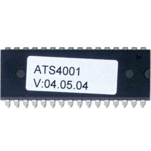 Ein schwarzer Mikrochip mit mehreren Pins an den Seiten, auf dem ein weißer Aufkleber mit der Aufschrift 'ATS4001 V:04.05.04' angebracht ist.