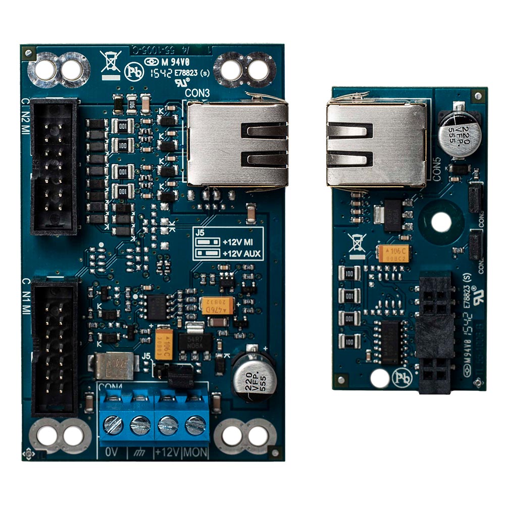 Zwei blaue elektronische Leiterplatten mit verschiedenen elektronischen Bauteilen, einschließlich Steckverbindern, Kondensatoren und Anschlussklemmen, die nebeneinander angeordnet sind.