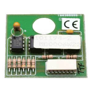 Nahaufnahme einer grünen Leiterplatte mit verschiedenen schwarzen und braunen elektronischen Bauteilen, darunter Chips, Widerstände und Kondensatoren, sowie eine CE-Markierung.