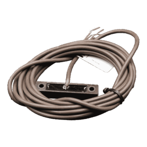 Ein aufgewickeltes braunes Kabel mit einer rechteckigen Metallbefestigung in der Mitte, versehen mit zwei Ösen an den Enden und einem beiliegenden Etikett.