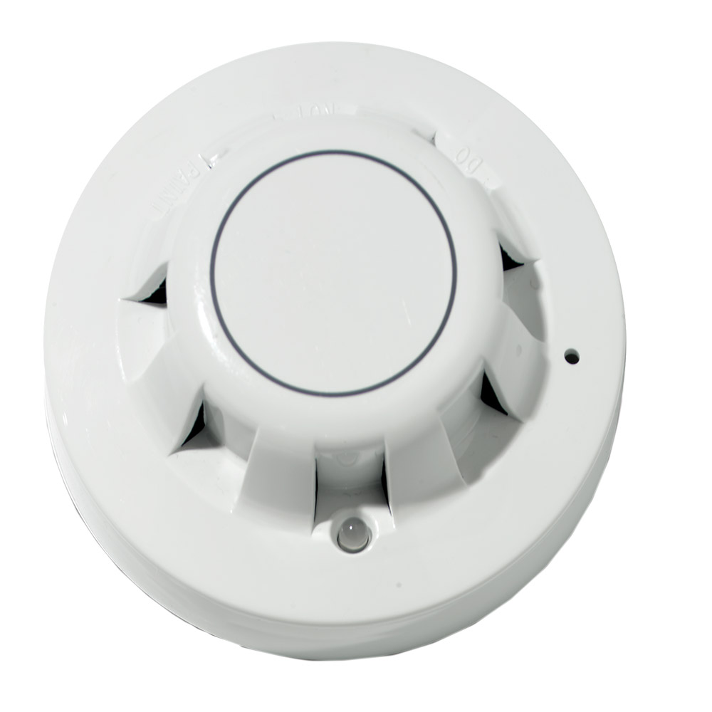 Runder, weißer Rauchmelder mit mehreren Lüftungsschlitzen und einer kleinen Vertiefung für eine LED-Anzeige.