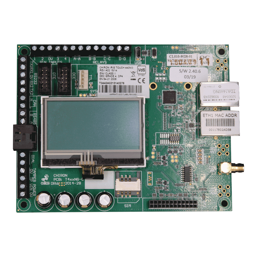 Eine grüne Leiterplatte mit verschiedenen elektronischen Komponenten, darunter ein quadratisches Display in der Mitte, mehrere Anschlüsse und Steckverbinder, sowie verschiedene Beschriftungen und Etiketten mit Seriennummern und technischen Informationen.