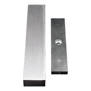 Magnetischer Türverschluss aus Metall, bestehend aus einer langen, rechteckigen Leiste und einem Metallstück mit einer eingelassenen Schraube.