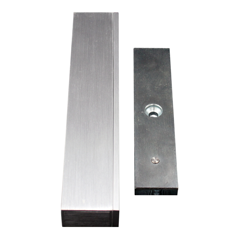 Magnetischer Türverschluss aus Metall, bestehend aus einer langen, rechteckigen Leiste und einem Metallstück mit einer eingelassenen Schraube.