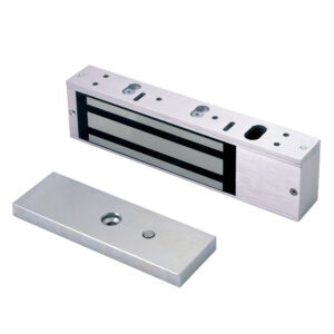 Ein silberfarbener elektromagnetischer Türöffner mit einem rechteckigen Gehäuse und einer separaten Metallplatte, die zur Verriegelung dient.