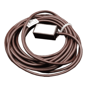 Eine aufgerollte braune Kabel mit einem rechteckigen Plastikgehäuse an einem Ende.