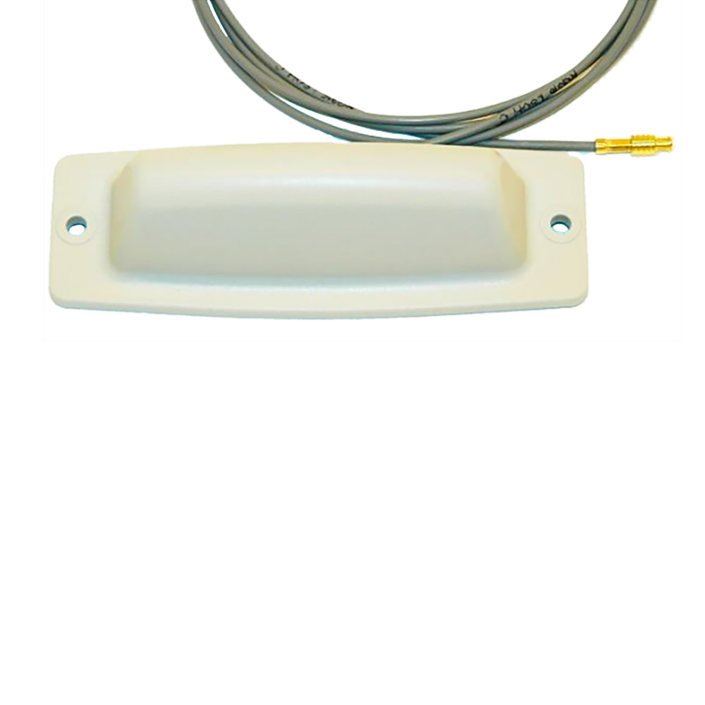 Eine weiße GPS-Antenne mit einem Kabel, das einen goldenen Anschluss hat, liegt auf einem weißen Hintergrund.