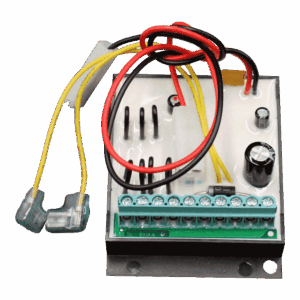 Ein elektronisches Modul mit mehreren angeschlossenen Kabeln in Rot, Schwarz und Gelb, auf einer Platine montiert mit Bauteilen wie Kondensatoren und einem Anschlussfeld.