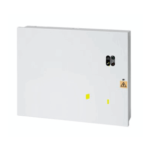 Weißer elektrischer Schaltschrank mit kleinen Anzeigen und einem Warnhinweis auf der Vorderseite.