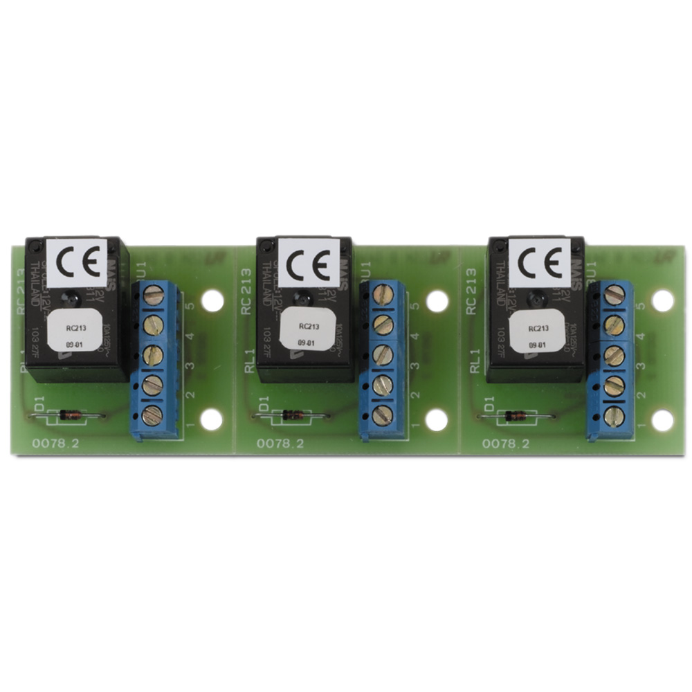 Drei identische grüne elektronische Leiterplatten mit aufgelöteten Relaismodulen, blauen Schraubklemmen und CE-Kennzeichnung.