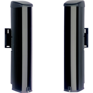 Zwei schwarze, vertikale Sicherheitssensoren oder Lichtschranken nebeneinander, mit einem schlanken, abgerundeten Design, befestigt an schwarzen Halterungen.