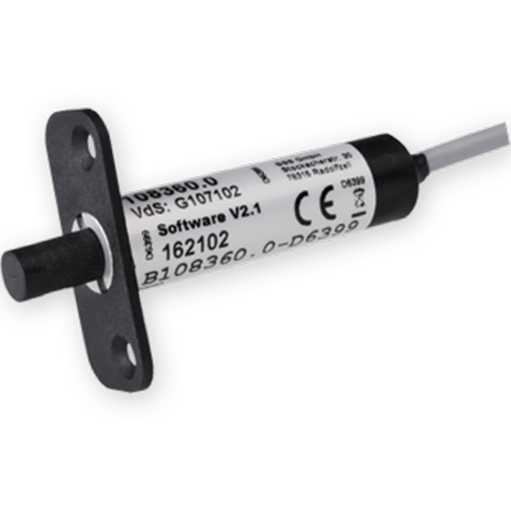 Ein Zylindersensor mit einer schwarzen Halterung und Beschriftung auf dem Gehäuse, einschließlich Software-Version und Seriennummer, ist zu sehen.