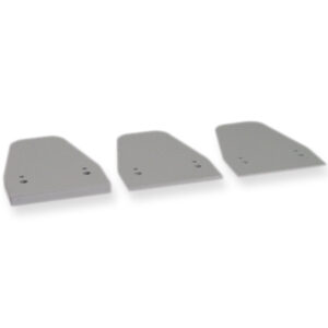 Drei graue, rechteckige Metallplatten mit abgerundeten Ecken und jeweils zwei Löchern an einer Seite, auf weißem Hintergrund.