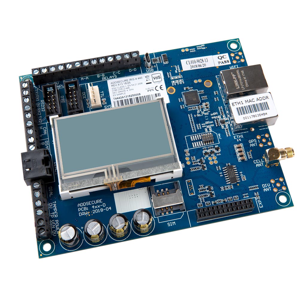 Ein elektronisches Schaltbrett mit einem kleinen Display, mehreren Anschlüssen und Steckplätzen, darunter Ethernet- und SIM-Kartensteckplätze, auf einer blauen Platine montiert.