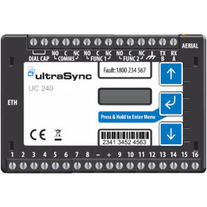 Ein UltraSync UC 240 Gerät mit Anschlüssen für verschiedene Funktionen, Anzeige für Fehlercode und Tasten zum Navigieren im Menü.