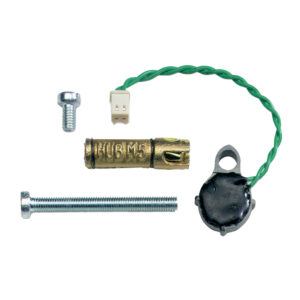 Ein Satz von mechanischen Teilen, darunter zwei Schrauben, eine metallische Manschette mit der Aufschrift 'HUB M5', ein grünes Kabel mit einem weißen Stecker und ein schwarzes, rundes Bauteil mit einer Lasche.